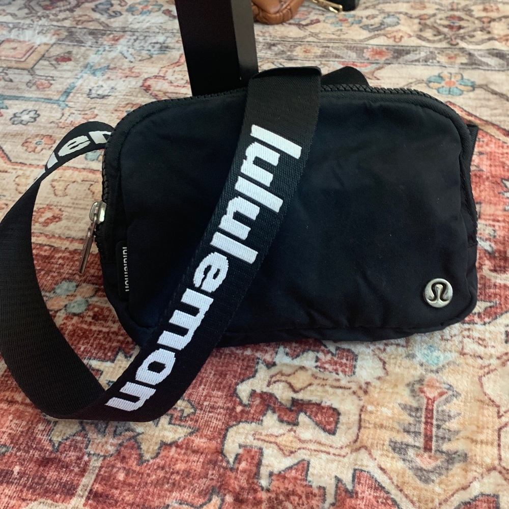 lululemon athletica Black Logo Strap Belt Bag - Picture 2 of 2